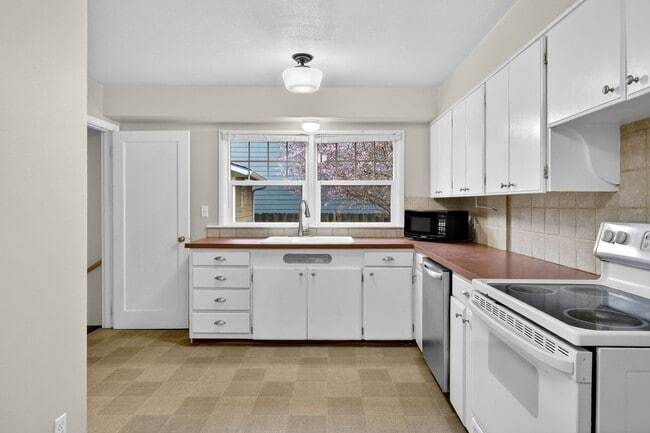 Building Photo - 3660 SE Tenino St