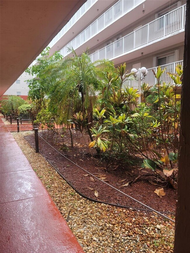 Foto del edificio - 600 NW 32nd Pl