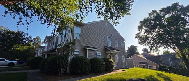 Foto del edificio - This phenomenal townhome is truly move-in ready!