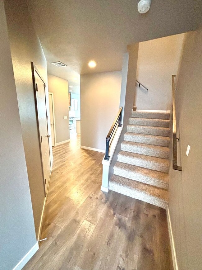 Building Photo - Newer 3 bedroom 2.5 bathroom Bedroom town home -Prairie High School