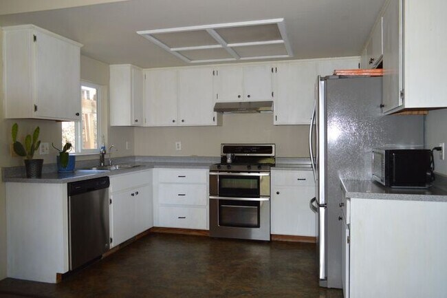 Building Photo - 1409 Bumblebee Dr