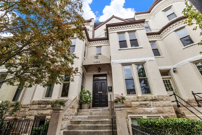 Building Photo - Professionally Managed & Recently Renovated // 2  Bedroom 2  Bathroom Condo // Meridian Hill Park...