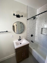 Full bathroom - 500 E Ave 39