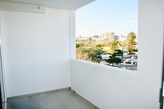 Balcony - 304 S Elm Dr