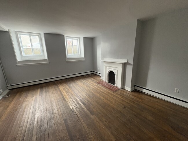 Building Photo - 120-120 Pitt St