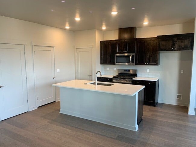 Building Photo - 3 Bed/2.5 Bath Pahlisch Home in NE Bend - ...