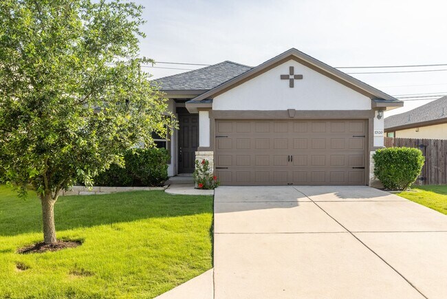 Foto del edificio - Charming 3-Bedroom Home with Spacious Yard...