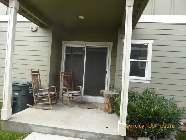 Building Photo - 3 Bed, 2.5 Bath in Post Falls, ID! Move-in...