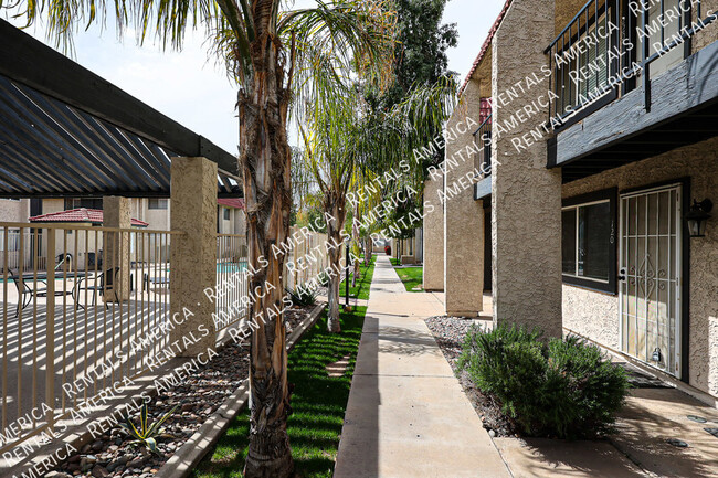 Building Photo - 700 W University Dr