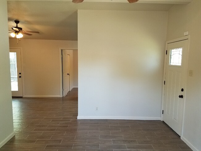 Building Photo - 5227 Vlg Gln Dr