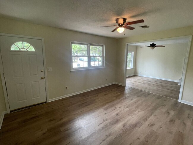 Foto del edificio - 346 Lancaster Rd