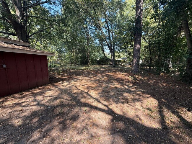 Foto del edificio - ** 3 Bed 2 Bath located off Perry Hill rd ...