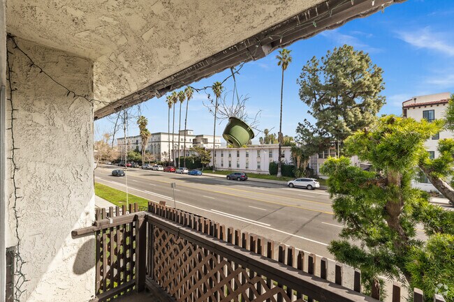 Studio - Balcony - 5045 Woodman Ave