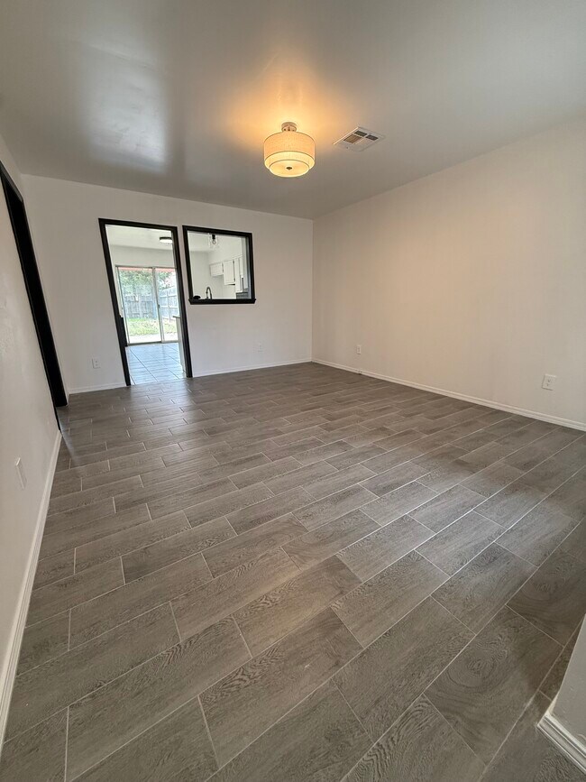 Sala de estar - 4204 NW 51st St