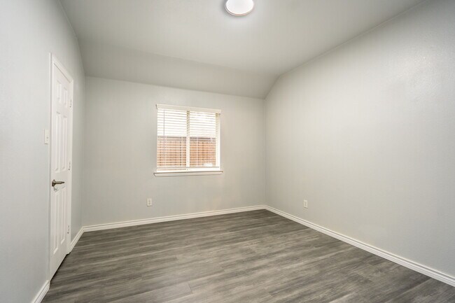 Building Photo - 2110 Danbury Dr