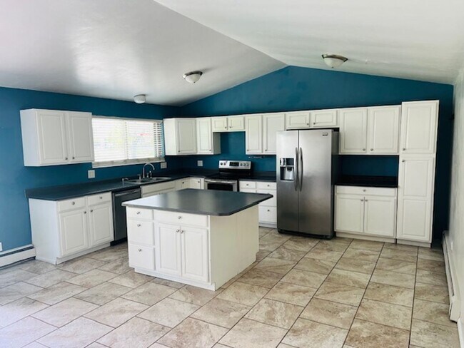 Building Photo - Beautiful home with spacious layout