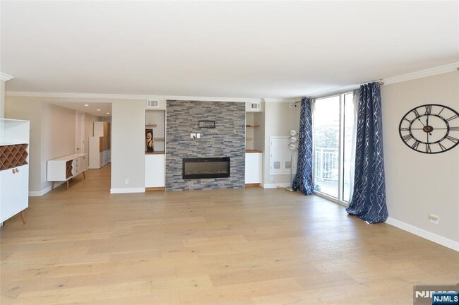 Building Photo - 1055 River 310