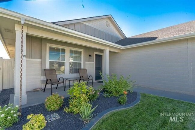 Building Photo - 3 Bed 2 Bath 1622 sqft RV Parking rent fre...