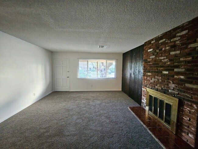 Foto del edificio - Private Country Retreat with Pool on Nearly Half an Acre