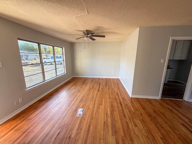 Building Photo - 121 Vandenburg Dr