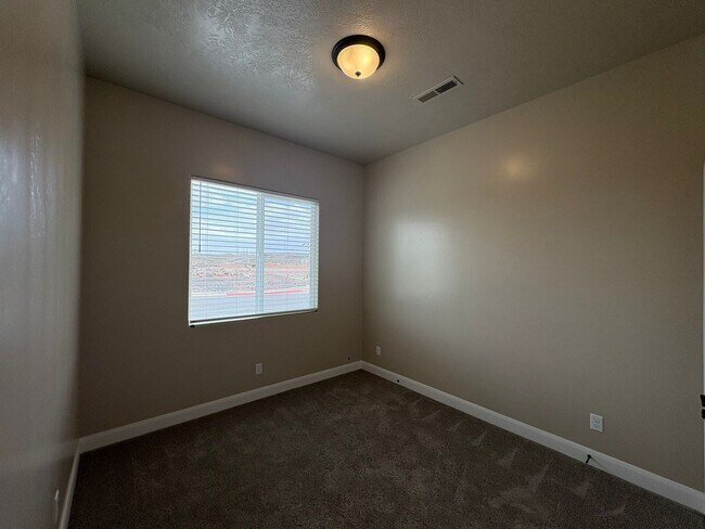 Foto del edificio - Townhome in Hurricane