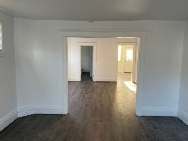 Foto del edificio - $1,300 - Newly 3 Bedroom 2 Bath