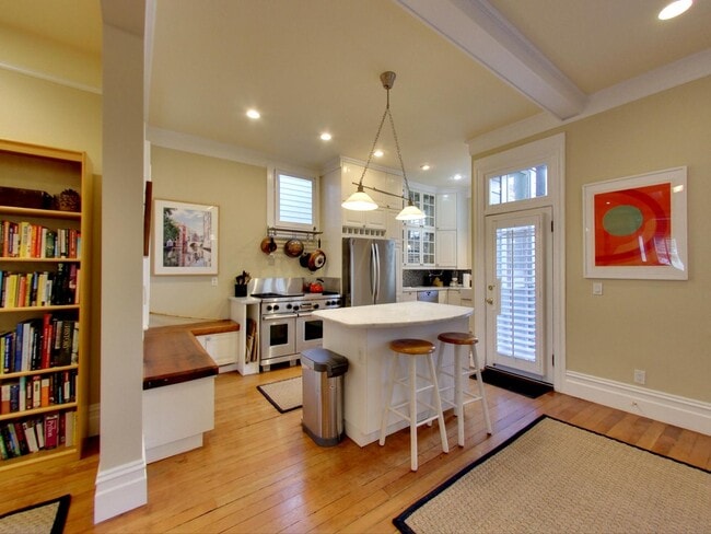 Building Photo - Luxury 5 Bed, 3.5 Bath Home in the Mission! Check out Virtual Tour!