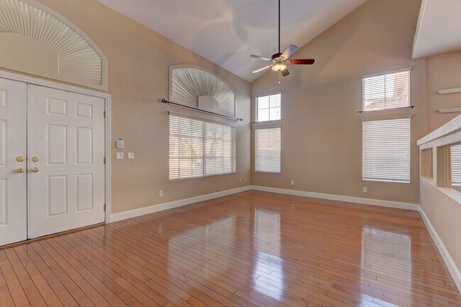 Foto del edificio - 5 bed / 3 bath / 3 car with Pool & Spa