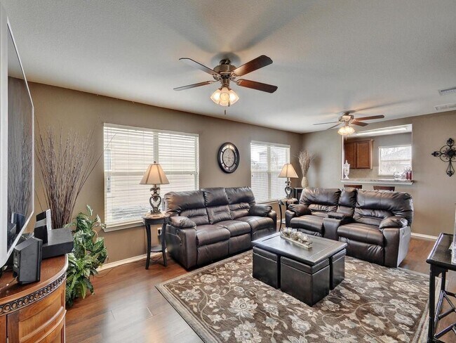 Building Photo - 304 Housefinch Loop