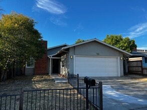 Building Photo - 208 Holly St