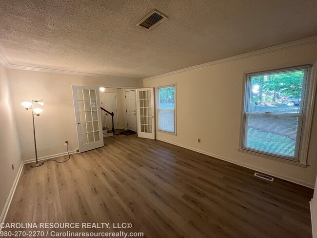 Building Photo - 4535 Dawnwood Dr