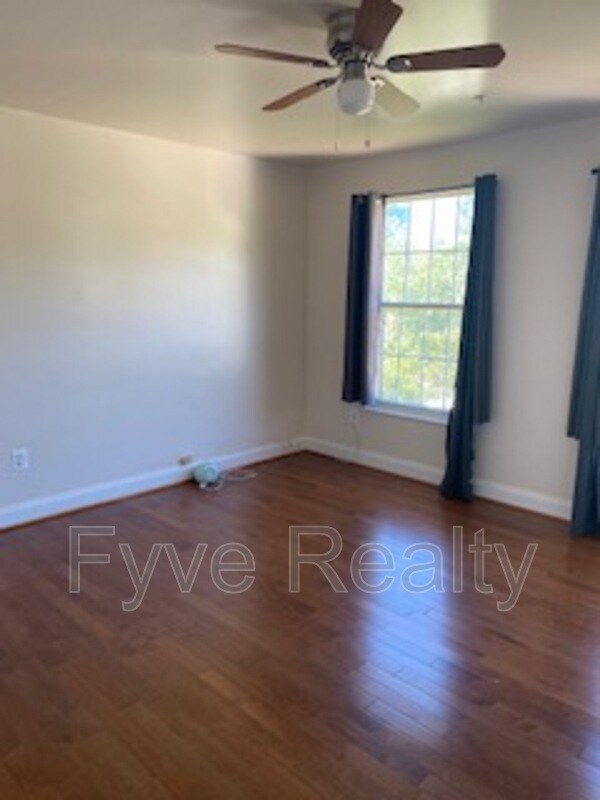Building Photo - 8443 Bates Dr
