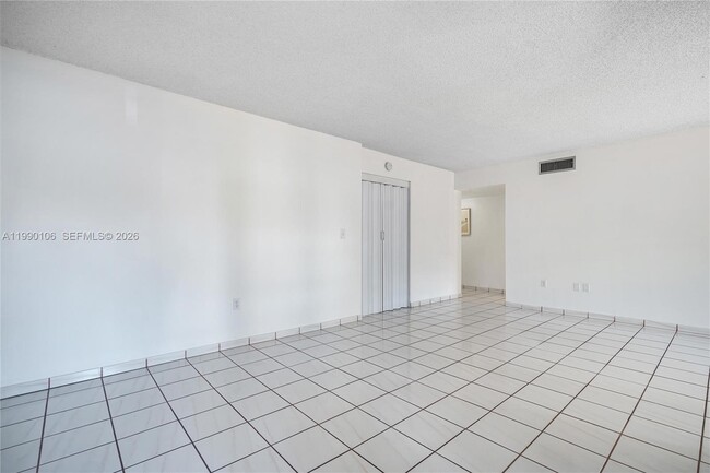 Building Photo - 495 W Park Dr