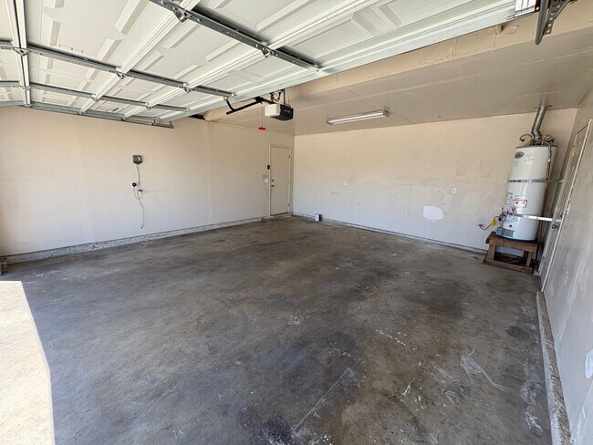 Foto del edificio - Cozy Home On Spacious Lot In Tulare Available Now!