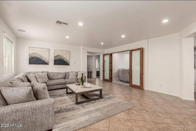 Foto del edificio - 7242 W Donner Dr