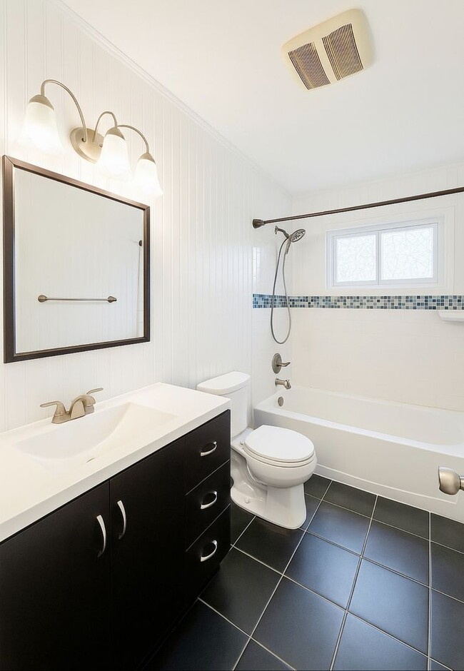 Building Photo - Charming 3 bedroom