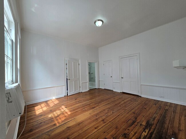 Building Photo - 403 W Hampton Ave