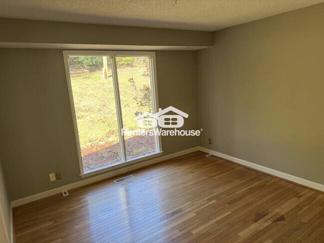 Foto del edificio - Stunning 4 Bedroom 3 Bath Home with outstanding floor plan and 3 level deck zoned to Oak Mountain...