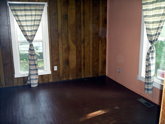 Building Photo - 904 S Connor Ave