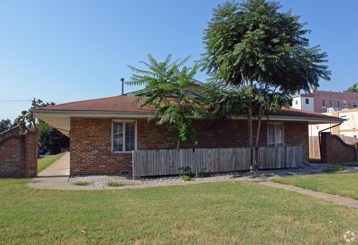 Building Photo - 422 Elm St