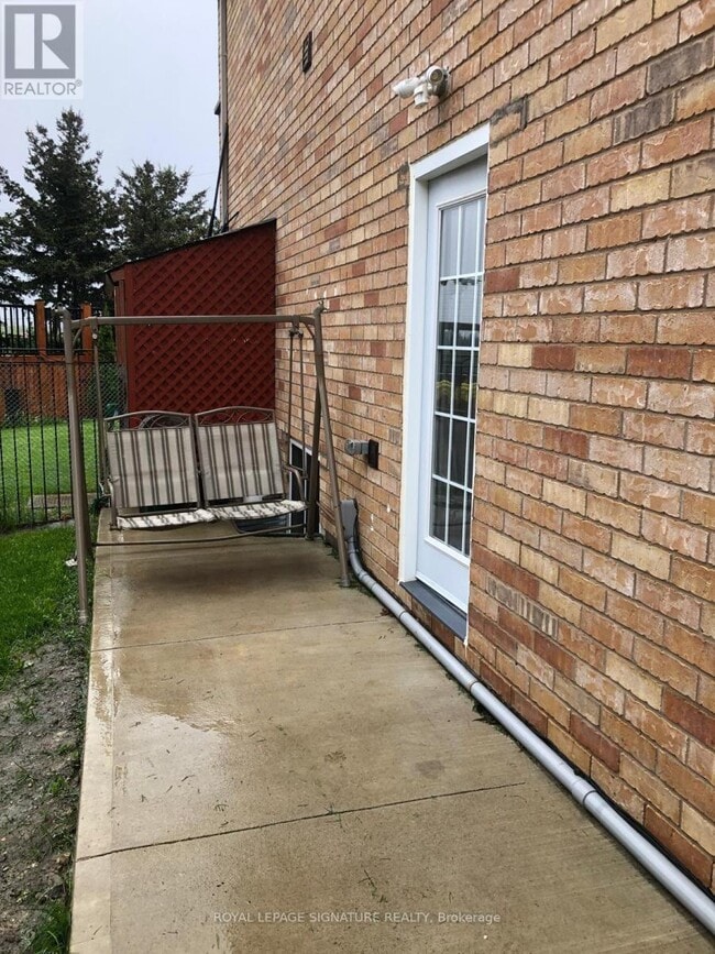 Building Photo - 51 Farthingale Crescent