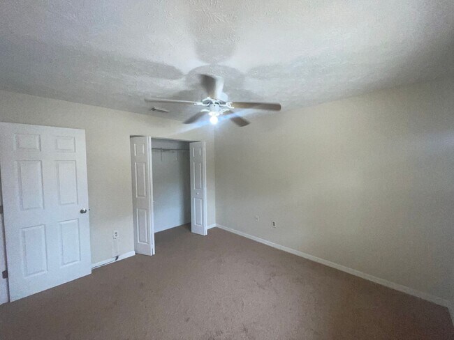 Building Photo - 2/1 FOR RENT in Ft. Pierce - Middle Unit - Triplex