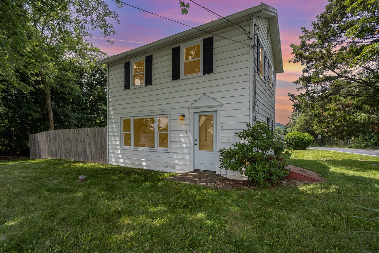 Foto principal - 1645 Roundtop Rd