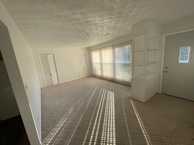 Foto del edificio - Raised Ranch with a 2 car attached garage in PV Schools