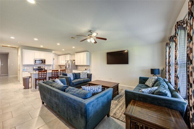 Foto del edificio - 9011 Hemlock Dr