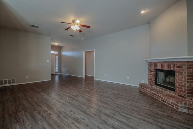 Foto del edificio - 4Bed/2Bath Available 11/10 !