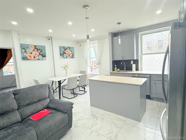 Foto del edificio - 220 Rogers Ave