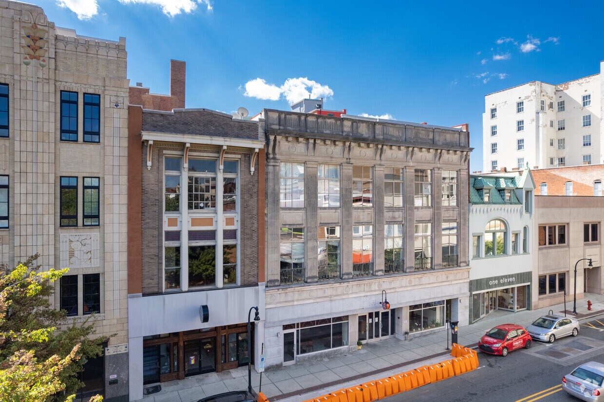 Building Photo - 107-109 W Main St