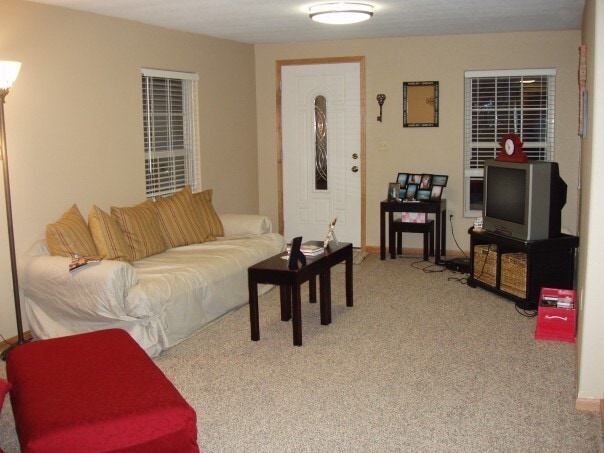 Building Photo - 2 Bedroom, 2 Bath, Garage, Appliances Included, VERY Nice