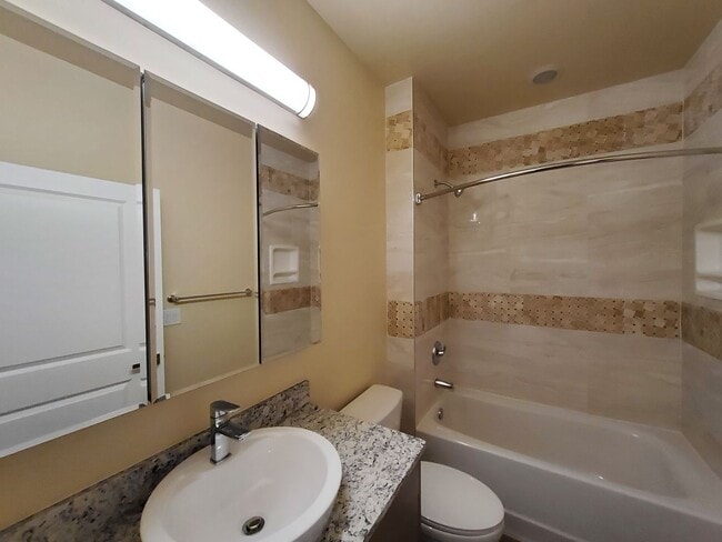 Building Photo - Newer 2 bed / 2 bath Bison Cove Condo